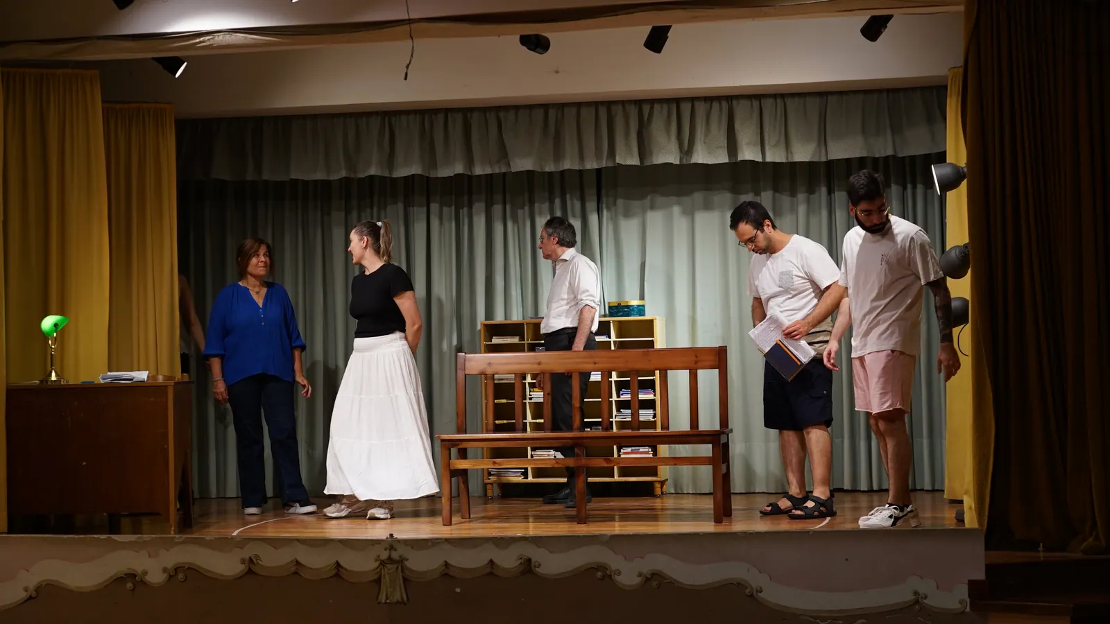 Gruppo di attori durante le prove sul palco