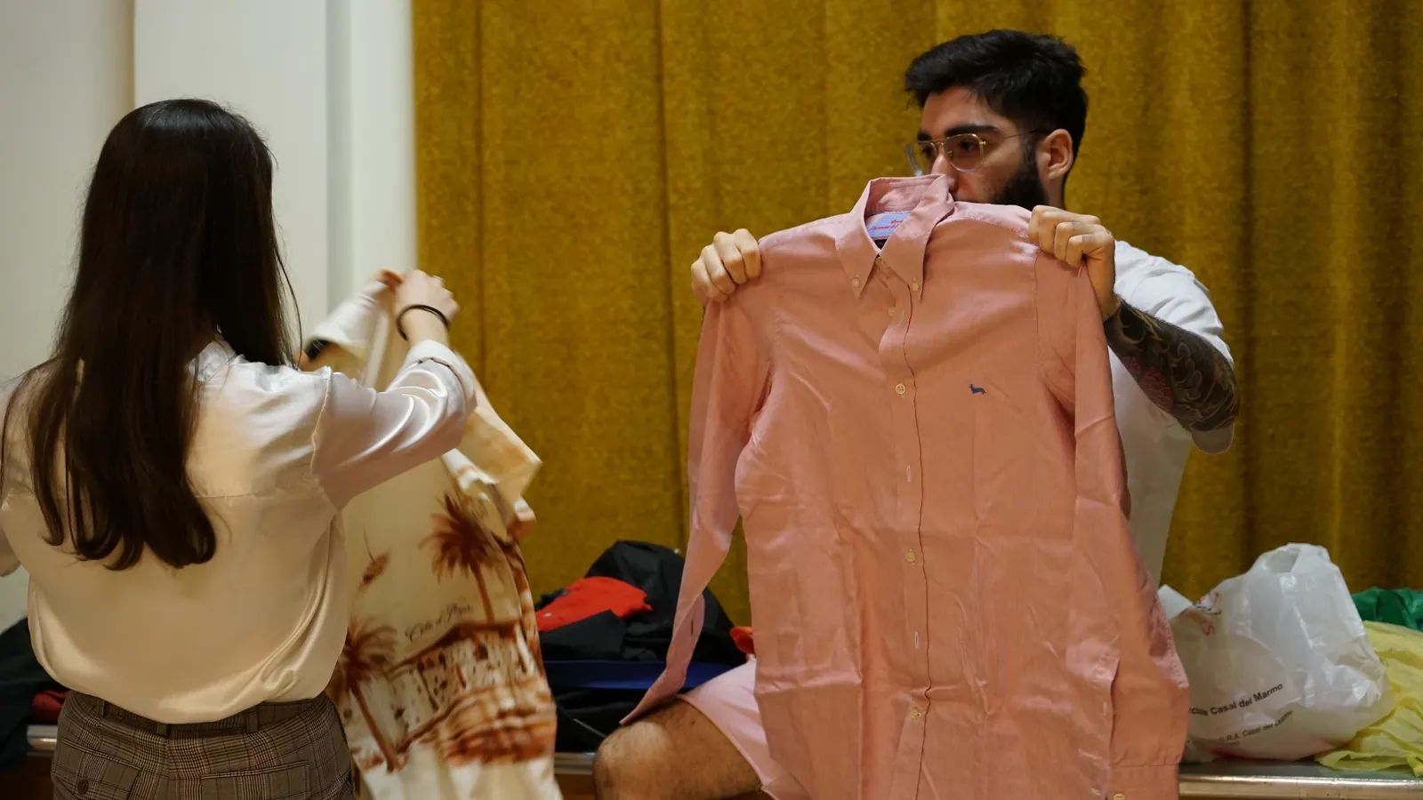 Preparazione dei costumi durante il laboratorio teatrale