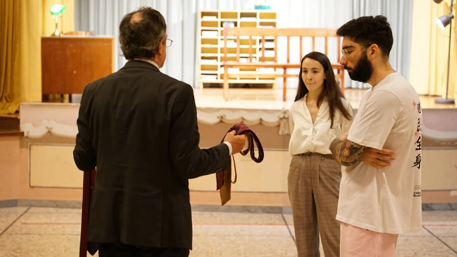 Dialogo tra regista e allievi durante una prova teatrale